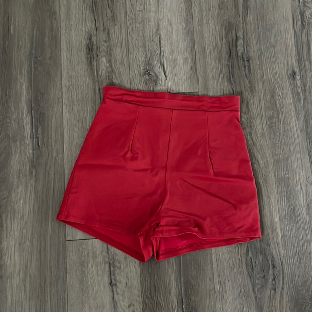 RED WINDSOR SHORTS